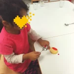 Kind verziert individuell ihren Keks