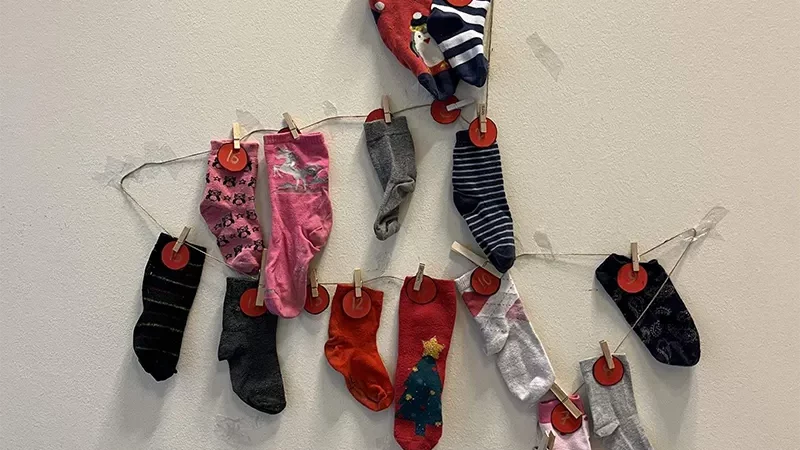 Socken aufhängen - nachhaltige Weihnachten bei der Wichtel Akademie