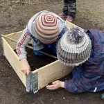 Kinder bauen Beet - Wichtel Akademie