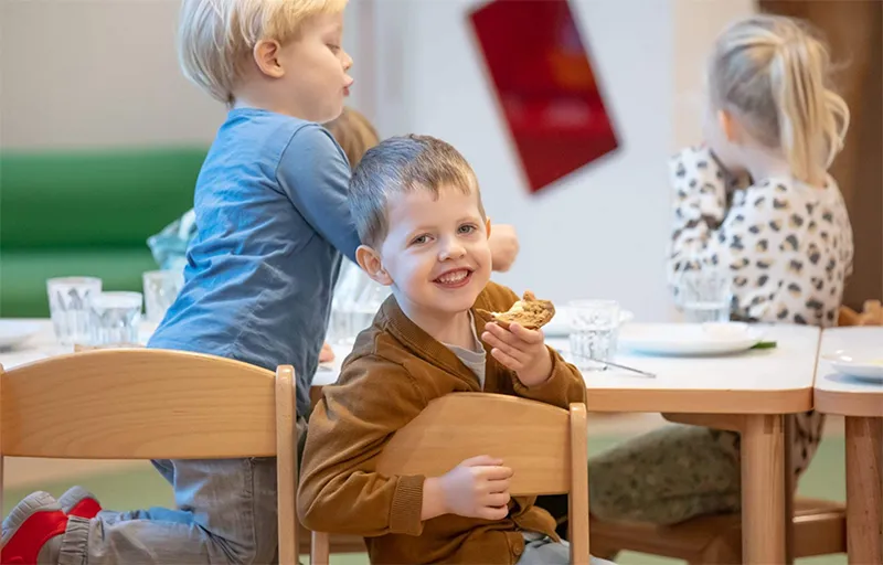 Gemeinsames Essen als wichtiges Ritual im Kindergarten - Wichtel Akademie