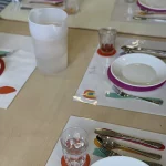 Ordentlicher Tisch mit Platzsets Kita