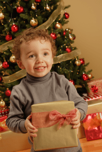 überfordertes Kind mit Geschenk